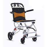 كرسي متحرك خفيف الوزن قابل للطي للسفر - 8 كجم مع توجيه مرن بزاوية 360 درجة، ومسند ظهر شبكي يسمح بالتهوية، ومساند ذراع قابلة للتعديل، وفرامل للوقوف، وتصميم قابل للطي صغير الحجم للسفر والتنقل اليومي (80 × 52 × 93 سم)