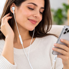 Go-Des GD-EP010 Lightning Wired Earphones with Stereo Surround Sound, Inline Controls, 32-Ohm Impedance and 20Hz–20kHz Frequency Response