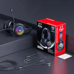 سماعة الألعاب السلكية أونيكوما X7 برو RGB مزودة بمحركات صوتية 40 مم، وميكروفون مانع للضوضاء، وإضاءة تعمل بمنفذ USB، ومتوافقة مع أجهزة متعددة.