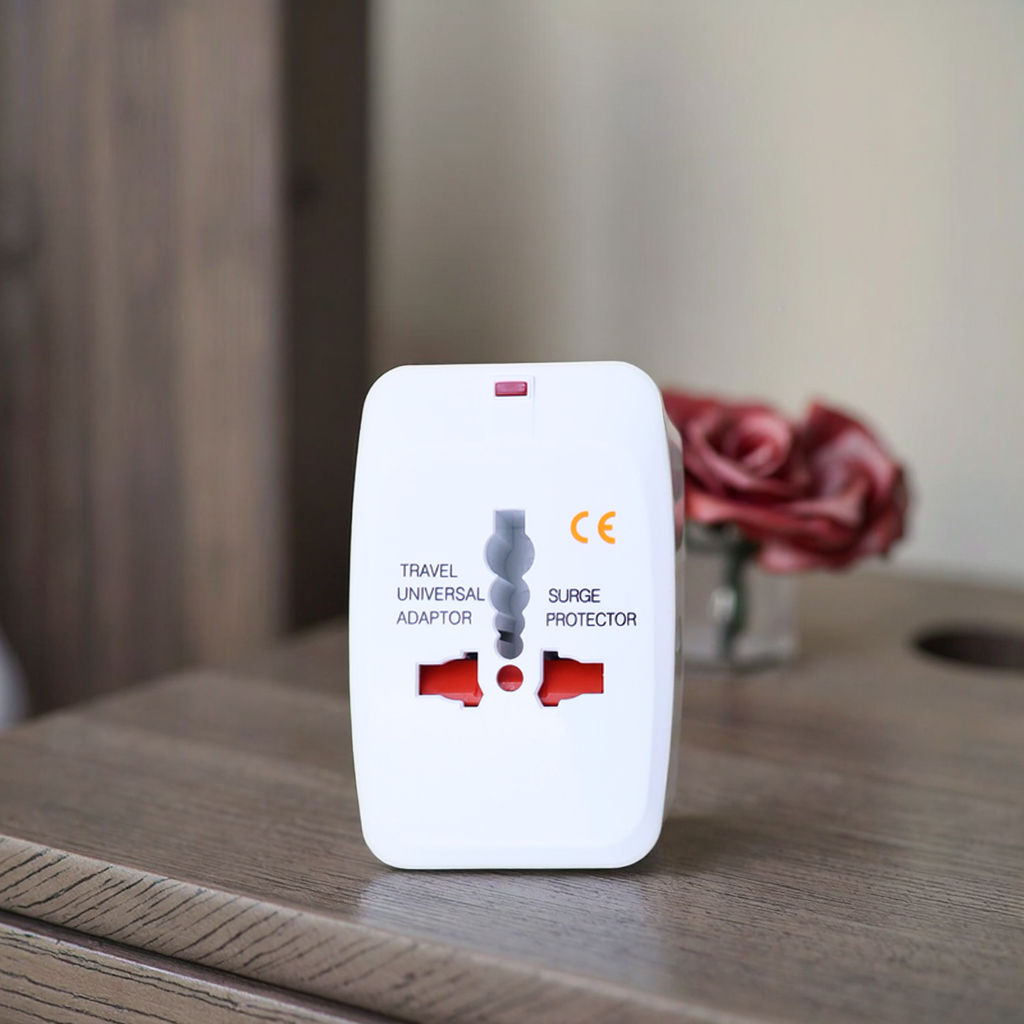 محول سفر عالمي متعدد الاستخدامات مع منفذي USB مع حماية مدمجة من زيادة التيار، متوافق مع الهواتف الذكية والأجهزة اللوحية وأجهزة الكمبيوتر المحمولة والكاميرات